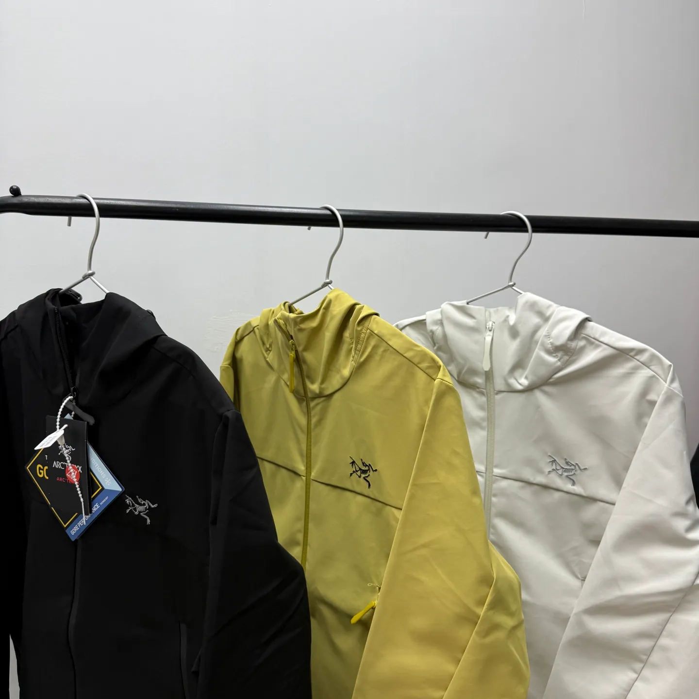 ARC'TERYX LOGO Arc'teryx ， Breathable ， ， 。 、 、 、 ， ， / Classic LOGO， ， ， 。 ： ， ， / ， Breathable ， 。 ，Versatile ，Wear-Resistant ， ， ， 。 ：White、 、Black Size：M-3XL Size ： M 45.5 60 68 112 125-140 L 47 61.5 70 116 140-155 XL 48.5 63 72 120 155-170 2XL 50 64.5 74 124 170-185 3XL 51.5 66 76 128 185 、 、Versatile ， ！ ～